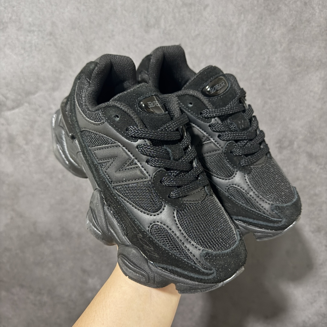 New Balance NB9060 复古休闲运动慢跑鞋 最强性价版 采用大面积网眼以及麂皮材质覆盖鞋身，还原经典气质。