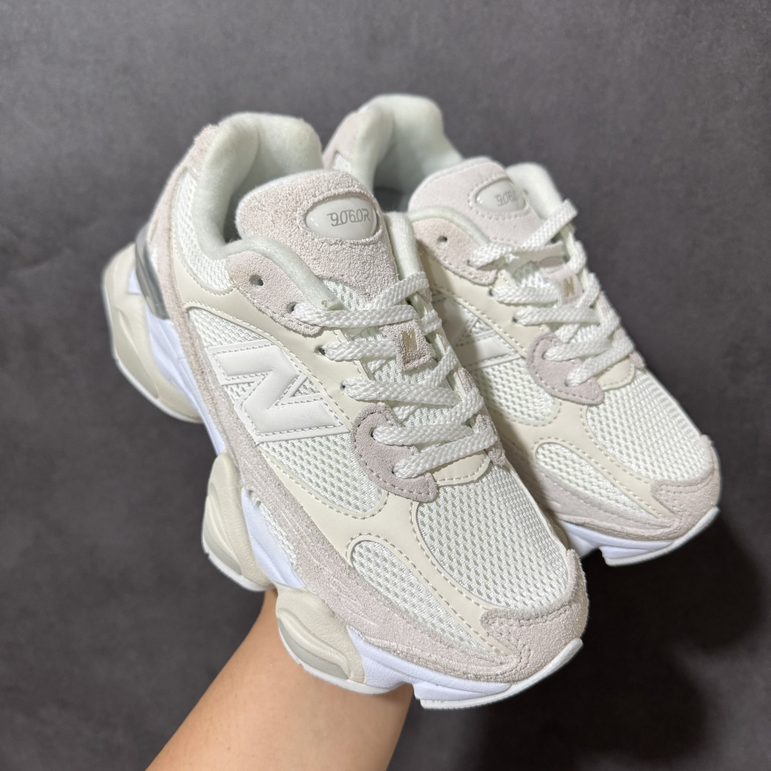 New Balance NB9060 复古休闲运动慢跑鞋 最强性价版 采用大面积网眼以及麂皮材质覆盖鞋身，还原经典气质。