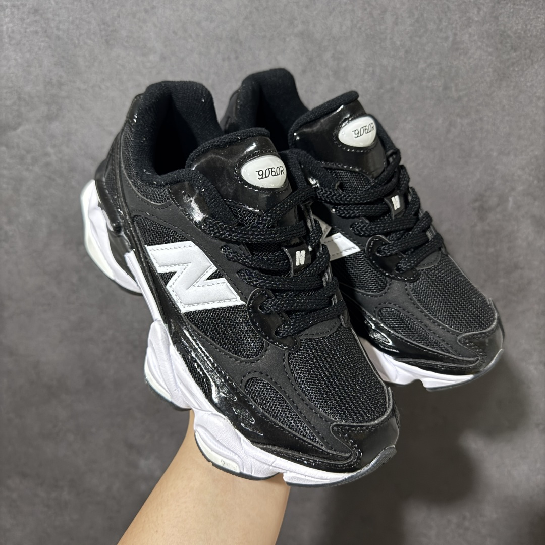 New Balance NB9060 复古休闲运动慢跑鞋 最强性价版 采用大面积网眼以及麂皮材质覆盖鞋身，还原经典气质。