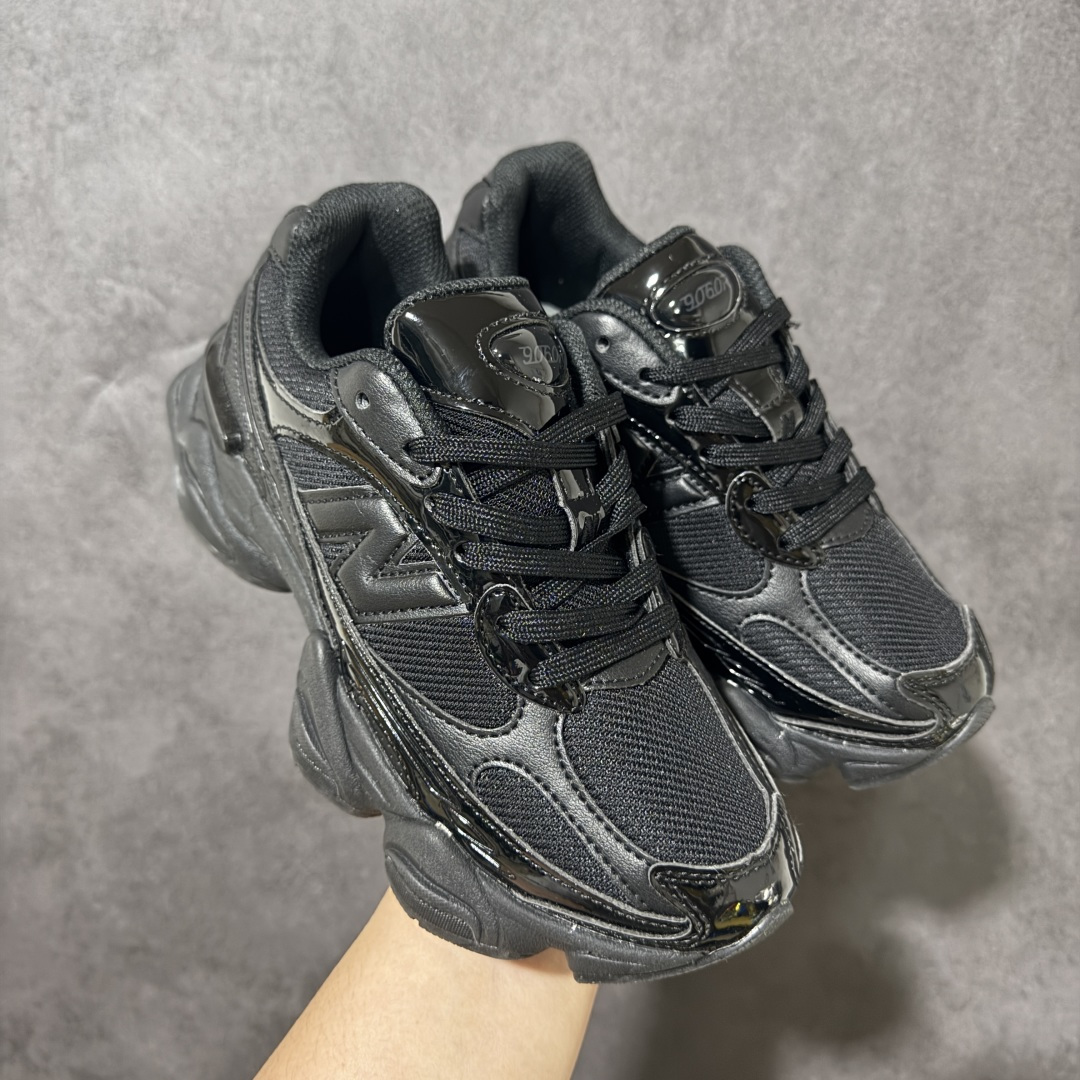 New Balance NB9060 复古休闲运动慢跑鞋 最强性价版 采用大面积网眼以及麂皮材质覆盖鞋身，还原经典气质。