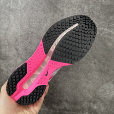 Nike Pegasus Premium SE 舒适百搭减震防滑耐磨透气 低帮跑步鞋 简约又不失活力,上脚超吸睛。 它不 Nike Pegasus Premium SE 舒适百搭减震防滑耐磨透气 低帮跑步鞋 简约又不失活力,上脚超吸睛。 它不