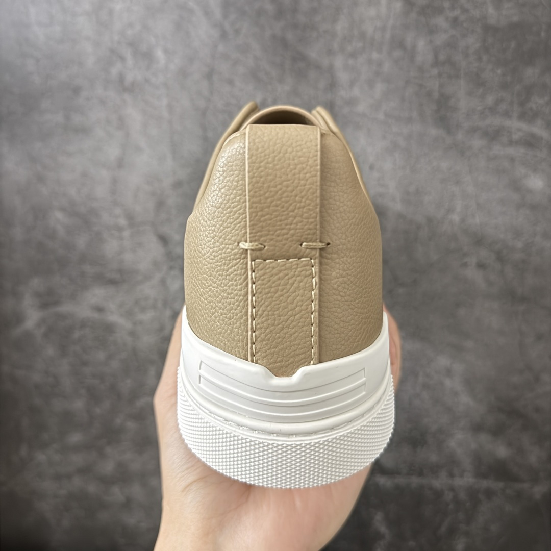 Zegna Triple Stitch 杰尼亚皮革 圆头平底 低帮低帮运动鞋 卡其白皮面 摔花纹牛皮制成，饰以丰富的工艺