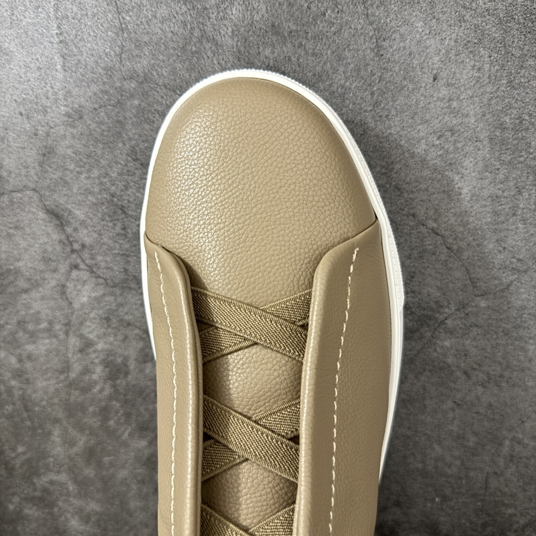 Zegna Triple Stitch 杰尼亚皮革 圆头平底 低帮低帮运动鞋 卡其白皮面 摔花纹牛皮制成，饰以丰富的工艺