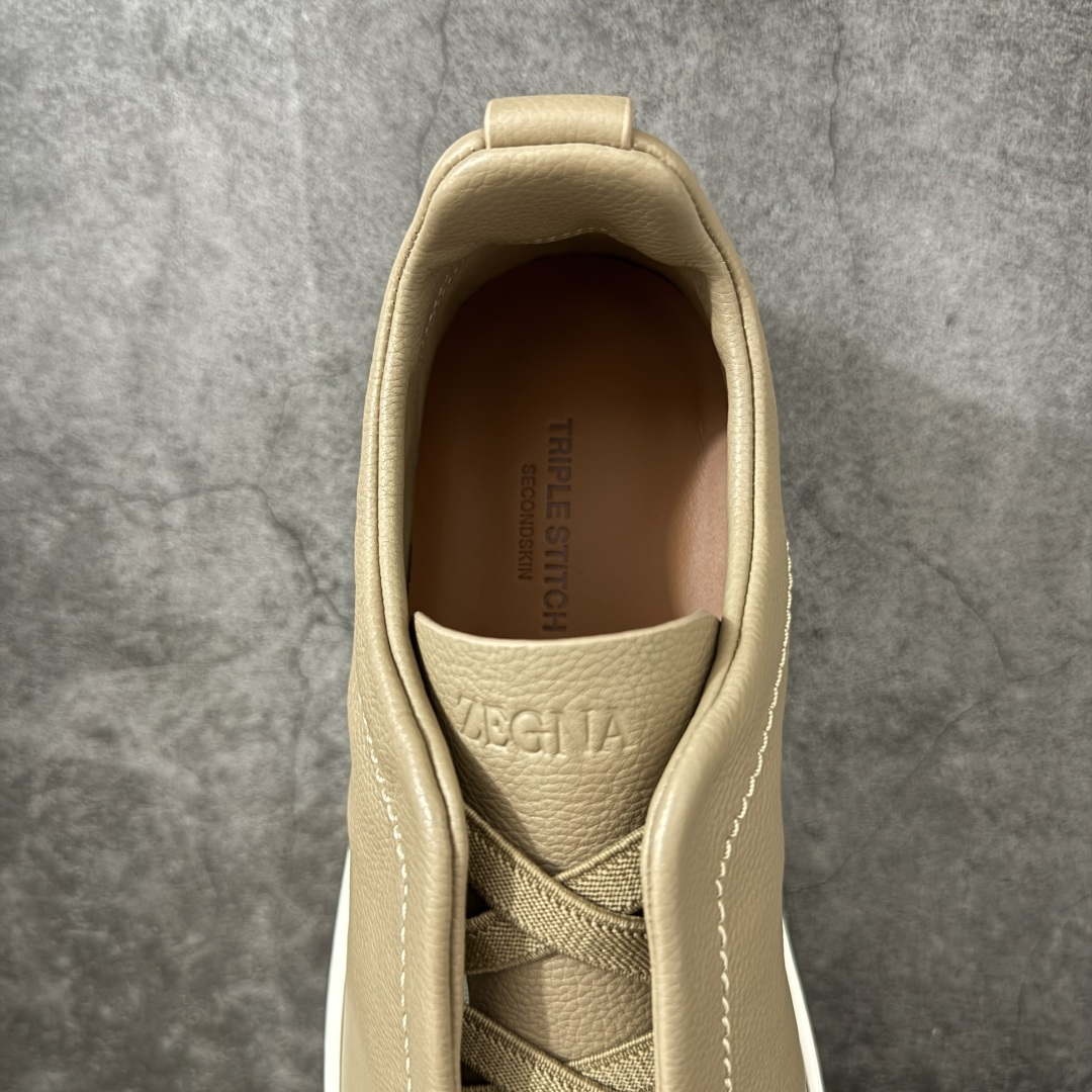 Zegna Triple Stitch 杰尼亚皮革 圆头平底 低帮低帮运动鞋 卡其白皮面 摔花纹牛皮制成，饰以丰富的工艺