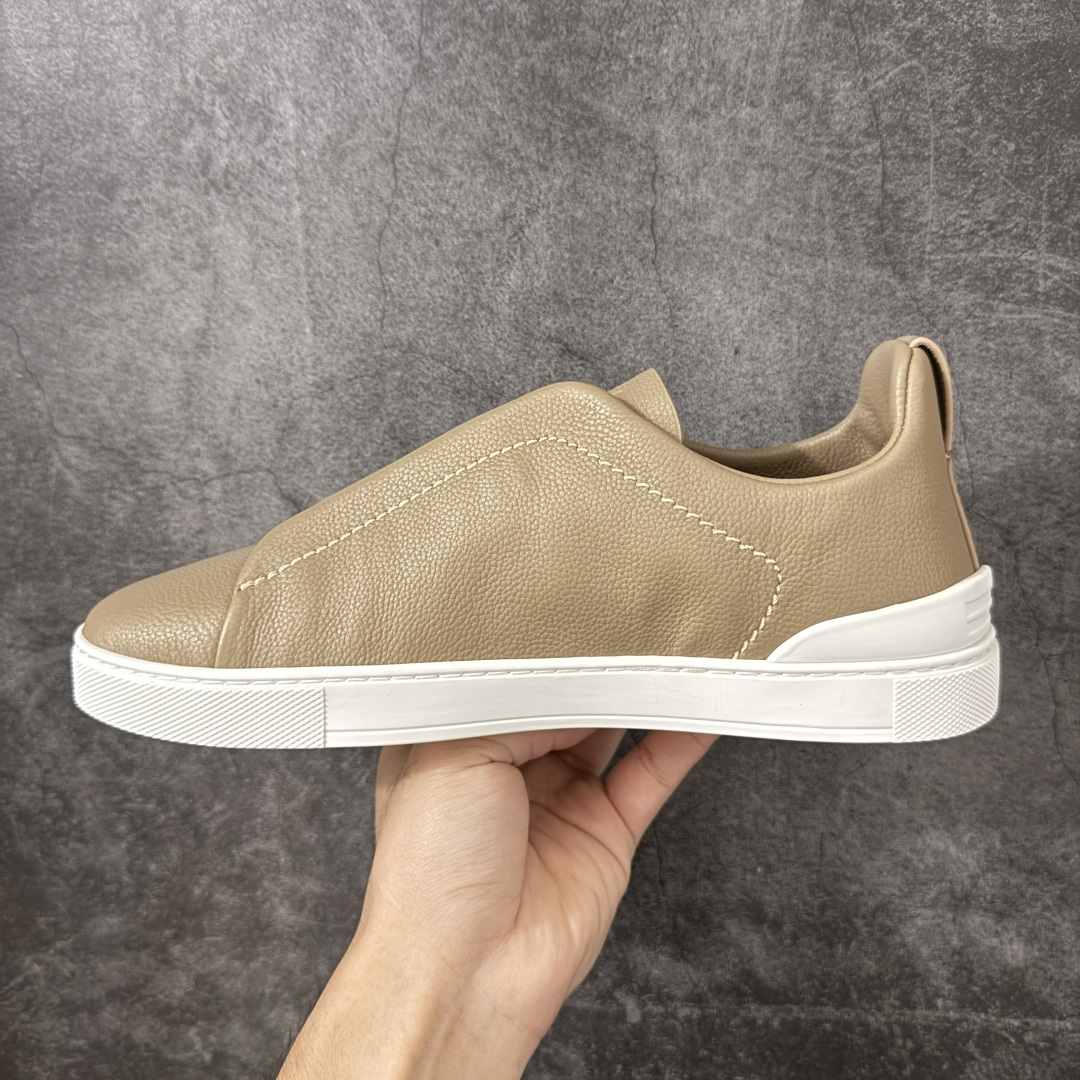 Zegna Triple Stitch 杰尼亚皮革 圆头平底 低帮低帮运动鞋 卡其白皮面 摔花纹牛皮制成，饰以丰富的工艺