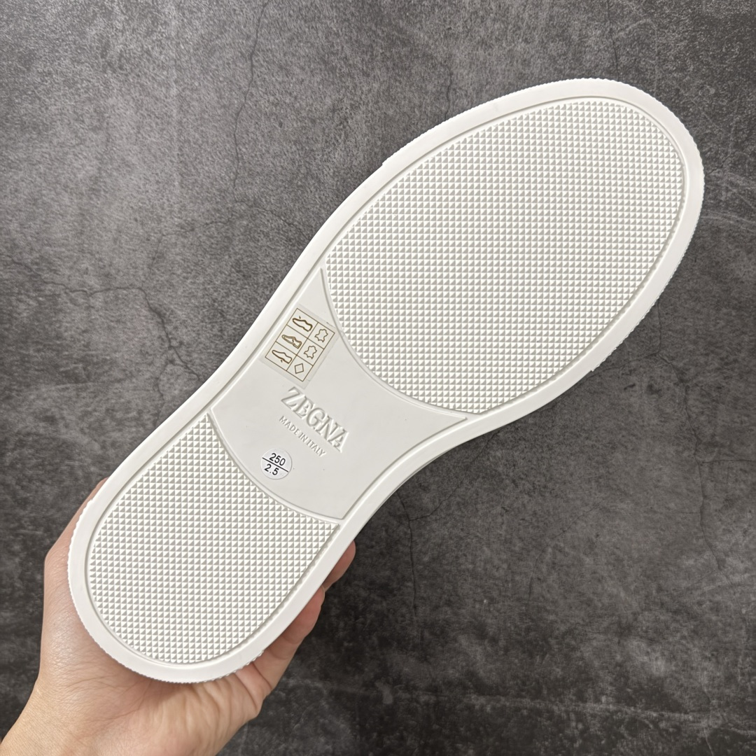 Zegna Triple Stitch 杰尼亚皮革 圆头平底 低帮低帮运动鞋 卡其白皮面 摔花纹牛皮制成，饰以丰富的工艺