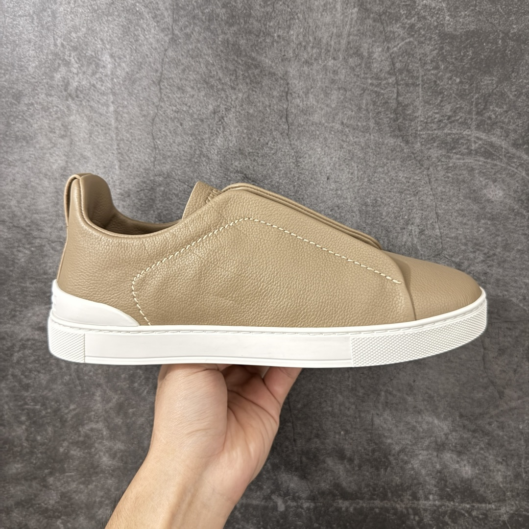 Zegna Triple Stitch 杰尼亚皮革 圆头平底 低帮低帮运动鞋 卡其白皮面 摔花纹牛皮制成，饰以丰富的工艺