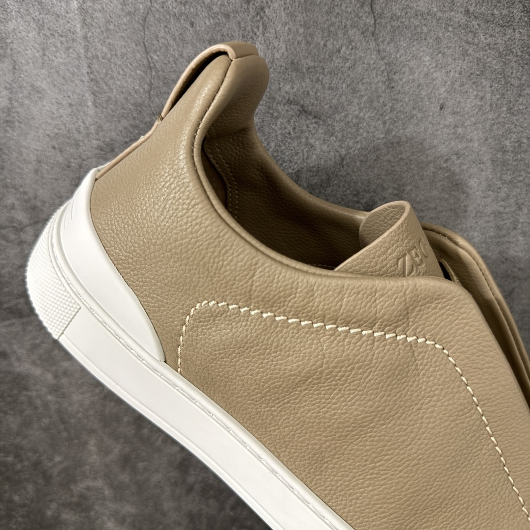 Zegna Triple Stitch 杰尼亚皮革 圆头平底 低帮低帮运动鞋 卡其白皮面 摔花纹牛皮制成，饰以丰富的工艺