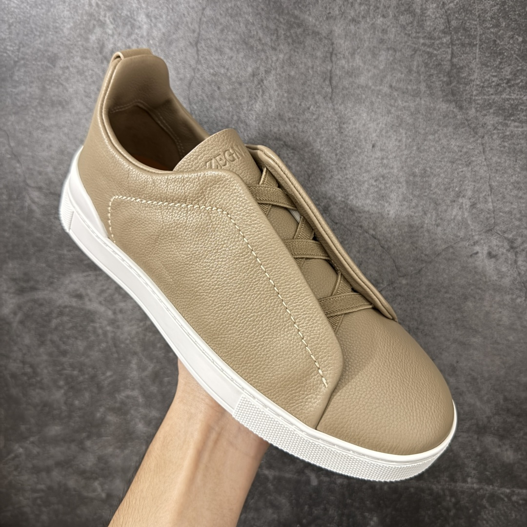 Zegna Triple Stitch 杰尼亚皮革 圆头平底 低帮低帮运动鞋 卡其白皮面 摔花纹牛皮制成，饰以丰富的工艺