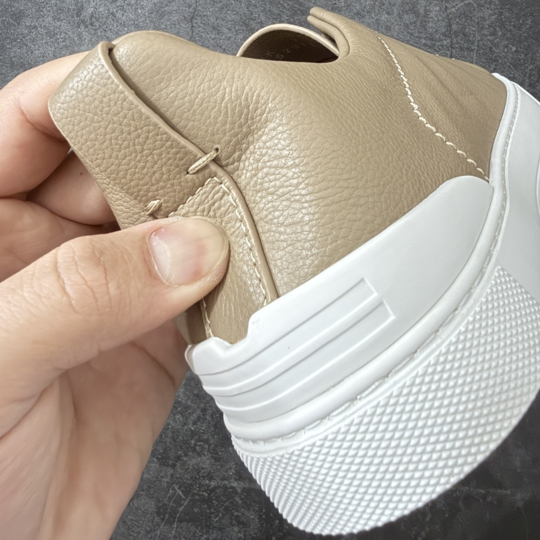 Zegna Triple Stitch 杰尼亚皮革 圆头平底 低帮低帮运动鞋 卡其白皮面 摔花纹牛皮制成，饰以丰富的工艺