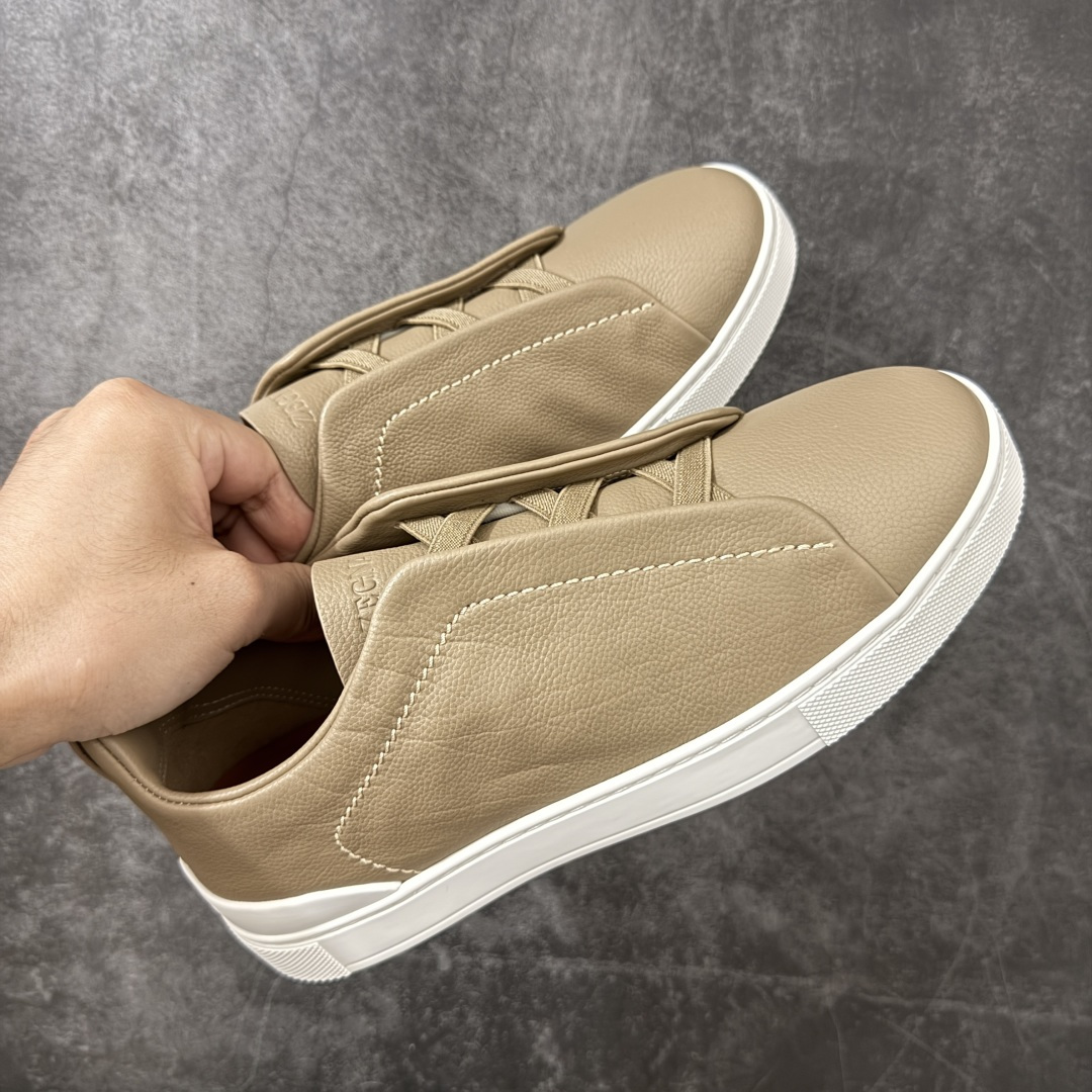 Zegna Triple Stitch 杰尼亚皮革 圆头平底 低帮低帮运动鞋 卡其白皮面 摔花纹牛皮制成，饰以丰富的工艺