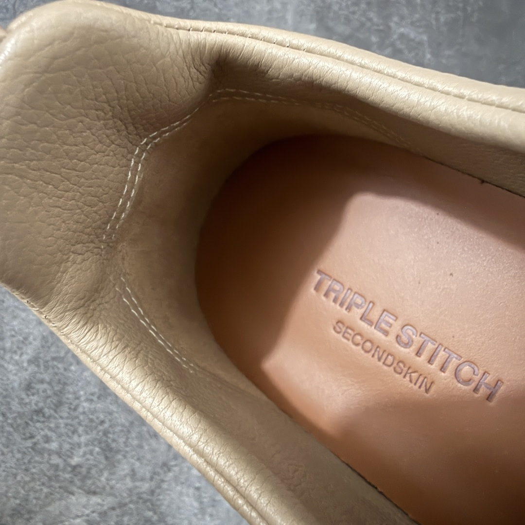 Zegna Triple Stitch 杰尼亚皮革 圆头平底 低帮低帮运动鞋 卡其白皮面 摔花纹牛皮制成，饰以丰富的工艺