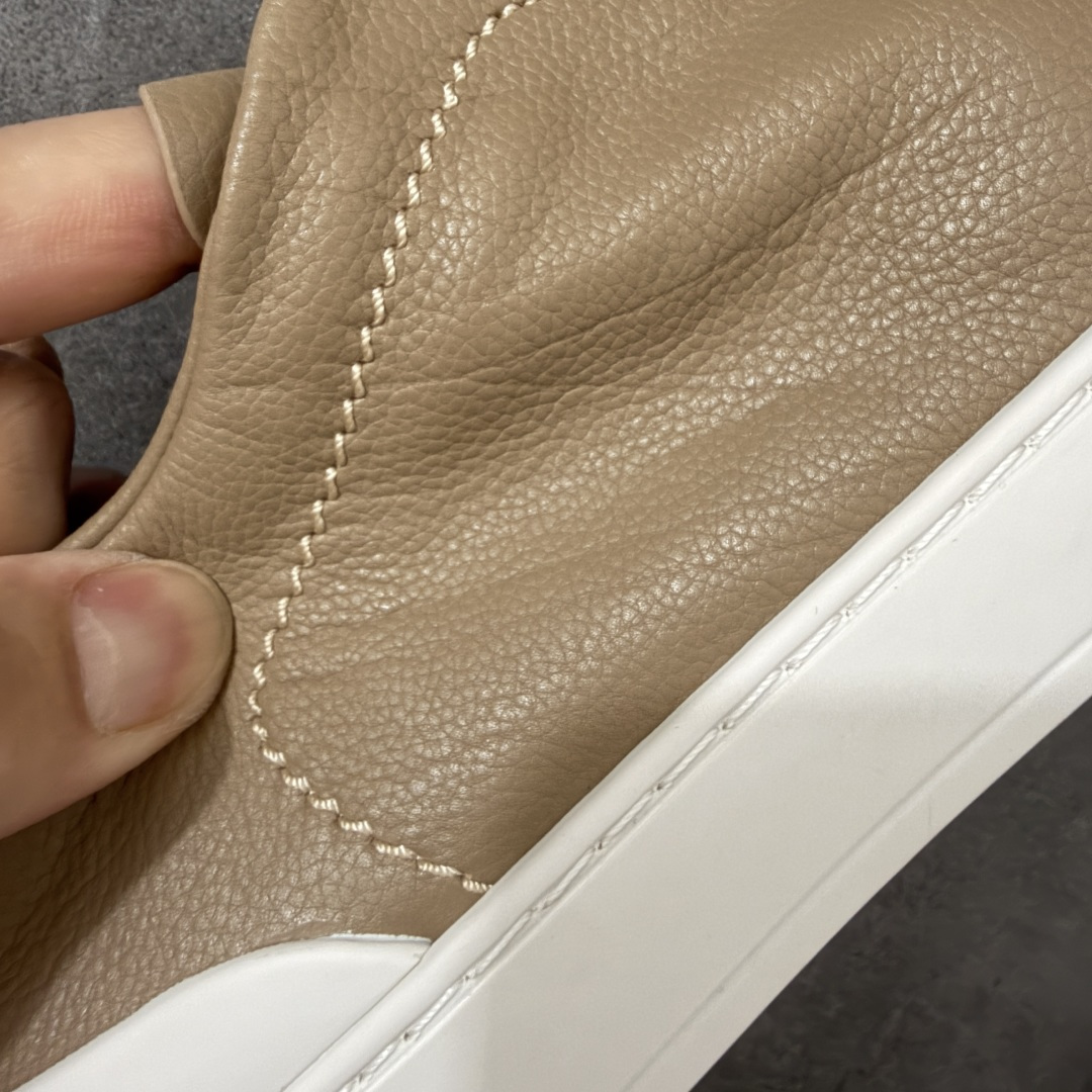 Zegna Triple Stitch 杰尼亚皮革 圆头平底 低帮低帮运动鞋 卡其白皮面 摔花纹牛皮制成，饰以丰富的工艺