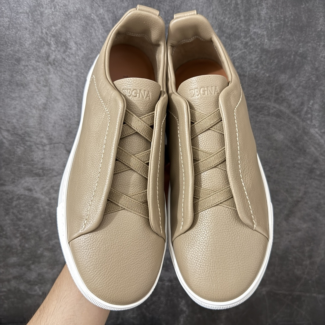 Zegna Triple Stitch 杰尼亚皮革 圆头平底 低帮低帮运动鞋 卡其白皮面 摔花纹牛皮制成，饰以丰富的工艺