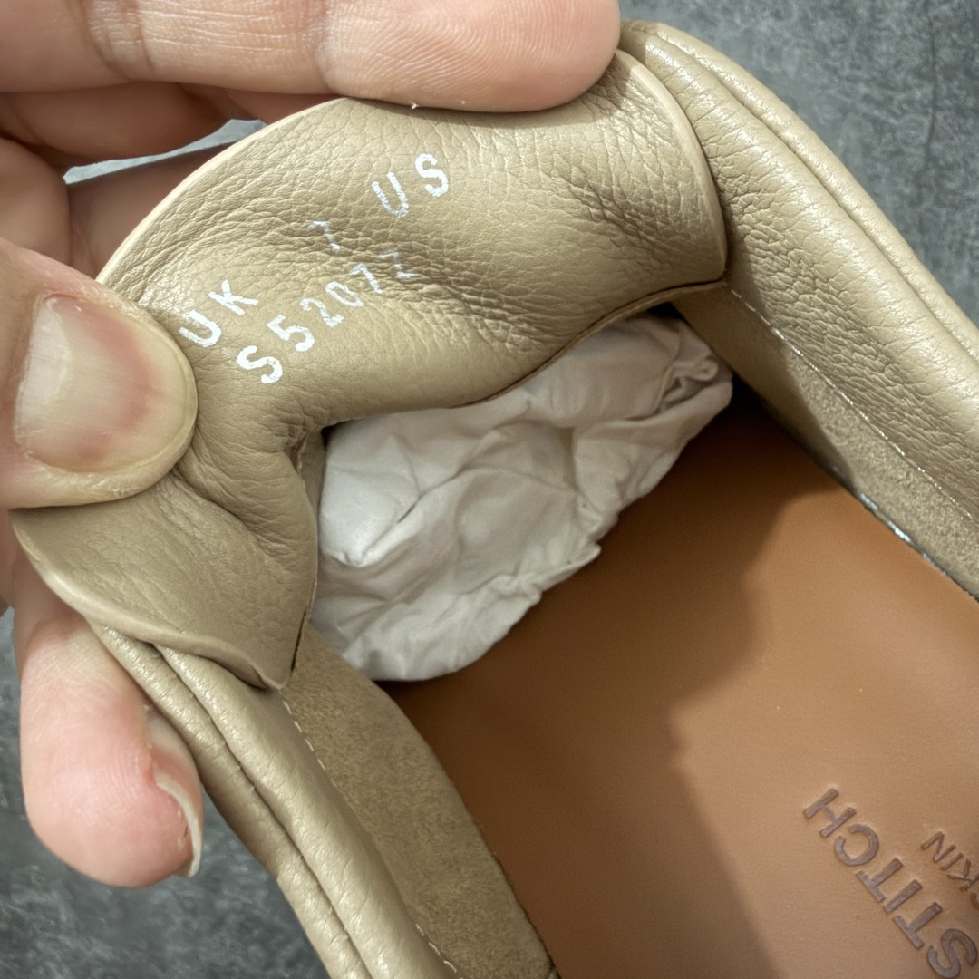 Zegna Triple Stitch 杰尼亚皮革 圆头平底 低帮低帮运动鞋 卡其白皮面 摔花纹牛皮制成，饰以丰富的工艺