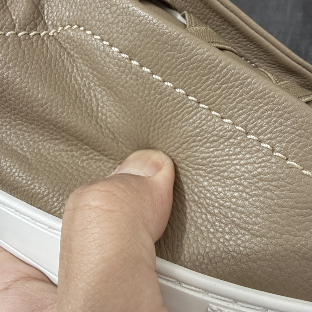 Zegna Triple Stitch 杰尼亚皮革 圆头平底 低帮低帮运动鞋 卡其白皮面 摔花纹牛皮制成，饰以丰富的工艺