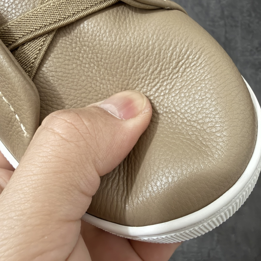 Zegna Triple Stitch 杰尼亚皮革 圆头平底 低帮低帮运动鞋 卡其白皮面 摔花纹牛皮制成，饰以丰富的工艺