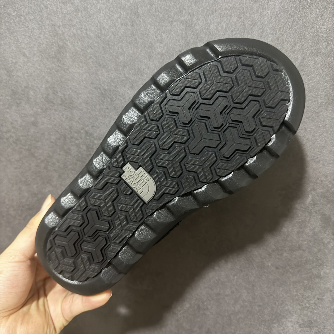 TNF北面 BOREALIS MULE营地面包拖 鞋面采用防撕裂面料，内里填充保暖锁温 搭配锯齿厚底，防滑耐磨自带增高 