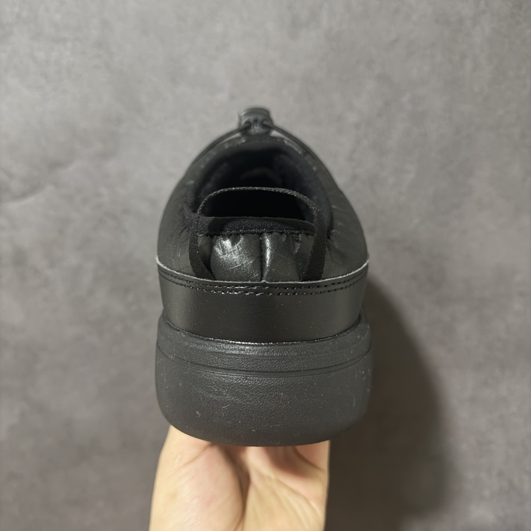 TNF北面 BOREALIS MULE营地面包拖 鞋面采用防撕裂面料，内里填充保暖锁温 搭配锯齿厚底，防滑耐磨自带增高 