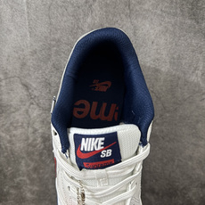 NIKE GATO x Supreme 低帮生活休闲鞋 足球鞋 透气网布眼融入皮革,织和物合成材质覆面,营造21世初纪的 NIKE GATO x Supreme 低帮生活休闲鞋 足球鞋 透气网布眼融入皮革,织和物合成材质覆面,营造21世初纪的