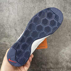 NIKE GATO x Supreme 低帮生活休闲鞋 足球鞋 透气网布眼融入皮革,织和物合成材质覆面,营造21世初纪的 NIKE GATO x Supreme 低帮生活休闲鞋 足球鞋 透气网布眼融入皮革,织和物合成材质覆面,营造21世初纪的
