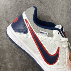 NIKE GATO x Supreme 低帮生活休闲鞋 足球鞋 透气网布眼融入皮革,织和物合成材质覆面,营造21世初纪的 NIKE GATO x Supreme 低帮生活休闲鞋 足球鞋 透气网布眼融入皮革,织和物合成材质覆面,营造21世初纪的