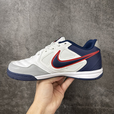 NIKE GATO x Supreme 低帮生活休闲鞋 足球鞋 透气网布眼融入皮革,织和物合成材质覆面,营造21世初纪的 NIKE GATO x Supreme 低帮生活休闲鞋 足球鞋 透气网布眼融入皮革,织和物合成材质覆面,营造21世初纪的