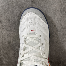 NIKE GATO x Supreme 低帮生活休闲鞋 足球鞋 透气网布眼融入皮革,织和物合成材质覆面,营造21世初纪的 NIKE GATO x Supreme 低帮生活休闲鞋 足球鞋 透气网布眼融入皮革,织和物合成材质覆面,营造21世初纪的
