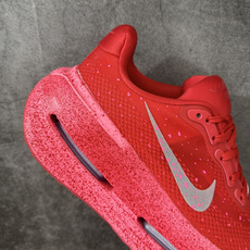 Nike VOMERO PREMIUM 耐克 舒适减震防滑 低帮跑步鞋 全掌ReactX泡绵中底 前掌和后跟还配备了Ai Nike VOMERO PREMIUM 耐克 舒适减震防滑 低帮跑步鞋 全掌ReactX泡绵中底 前掌和后跟还配备了Ai