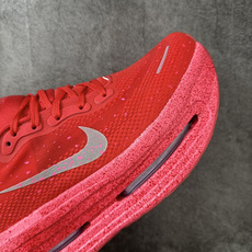 Nike VOMERO PREMIUM 耐克 舒适减震防滑 低帮跑步鞋 全掌ReactX泡绵中底 前掌和后跟还配备了Ai Nike VOMERO PREMIUM 耐克 舒适减震防滑 低帮跑步鞋 全掌ReactX泡绵中底 前掌和后跟还配备了Ai