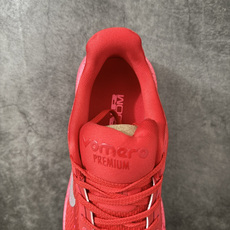 Nike VOMERO PREMIUM 耐克 舒适减震防滑 低帮跑步鞋 全掌ReactX泡绵中底 前掌和后跟还配备了Ai Nike VOMERO PREMIUM 耐克 舒适减震防滑 低帮跑步鞋 全掌ReactX泡绵中底 前掌和后跟还配备了Ai