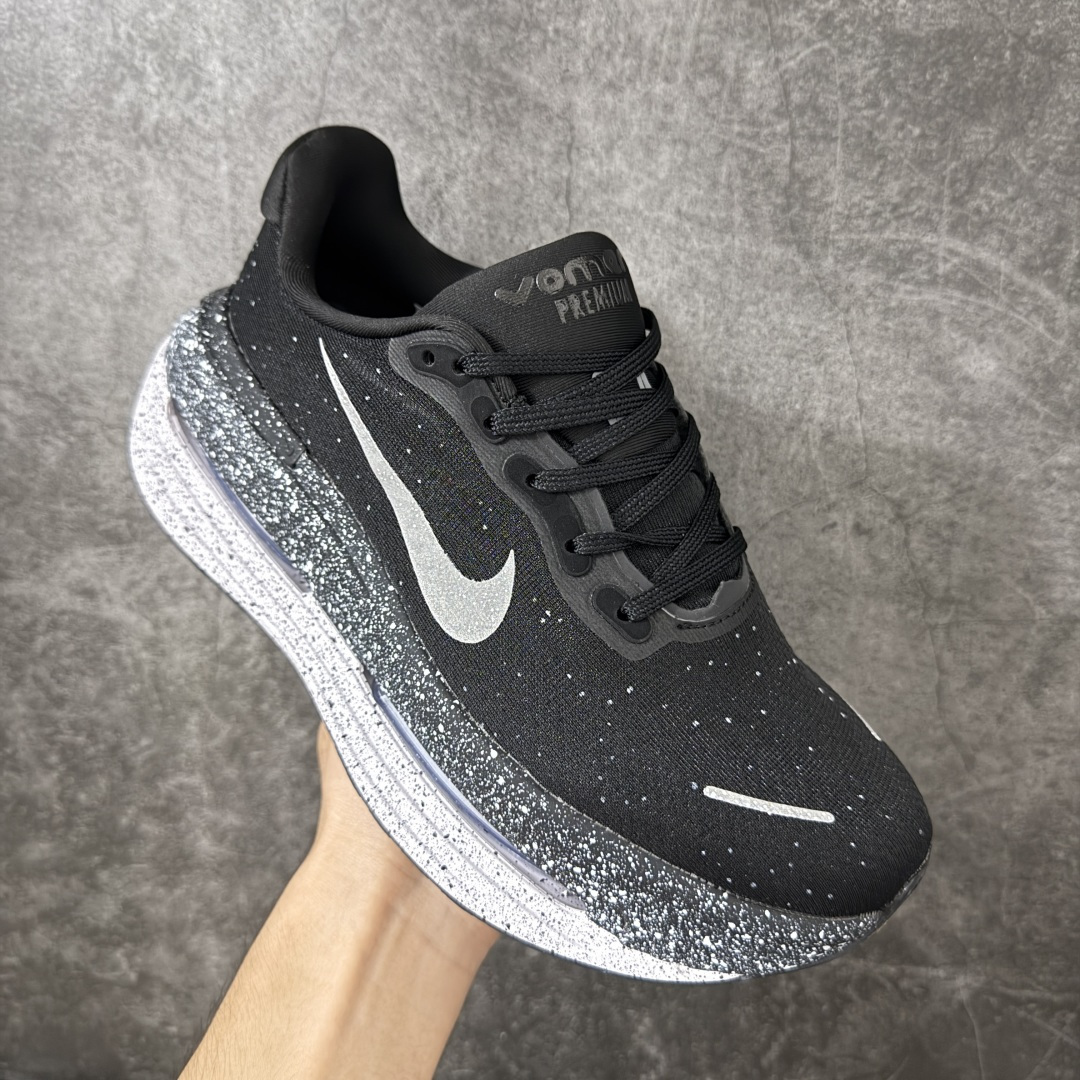Nike VOMERO PREMIUM 耐克 舒适减震防滑 低帮跑步鞋 全掌ReactX泡绵中底 前掌和后跟还配备了Ai
