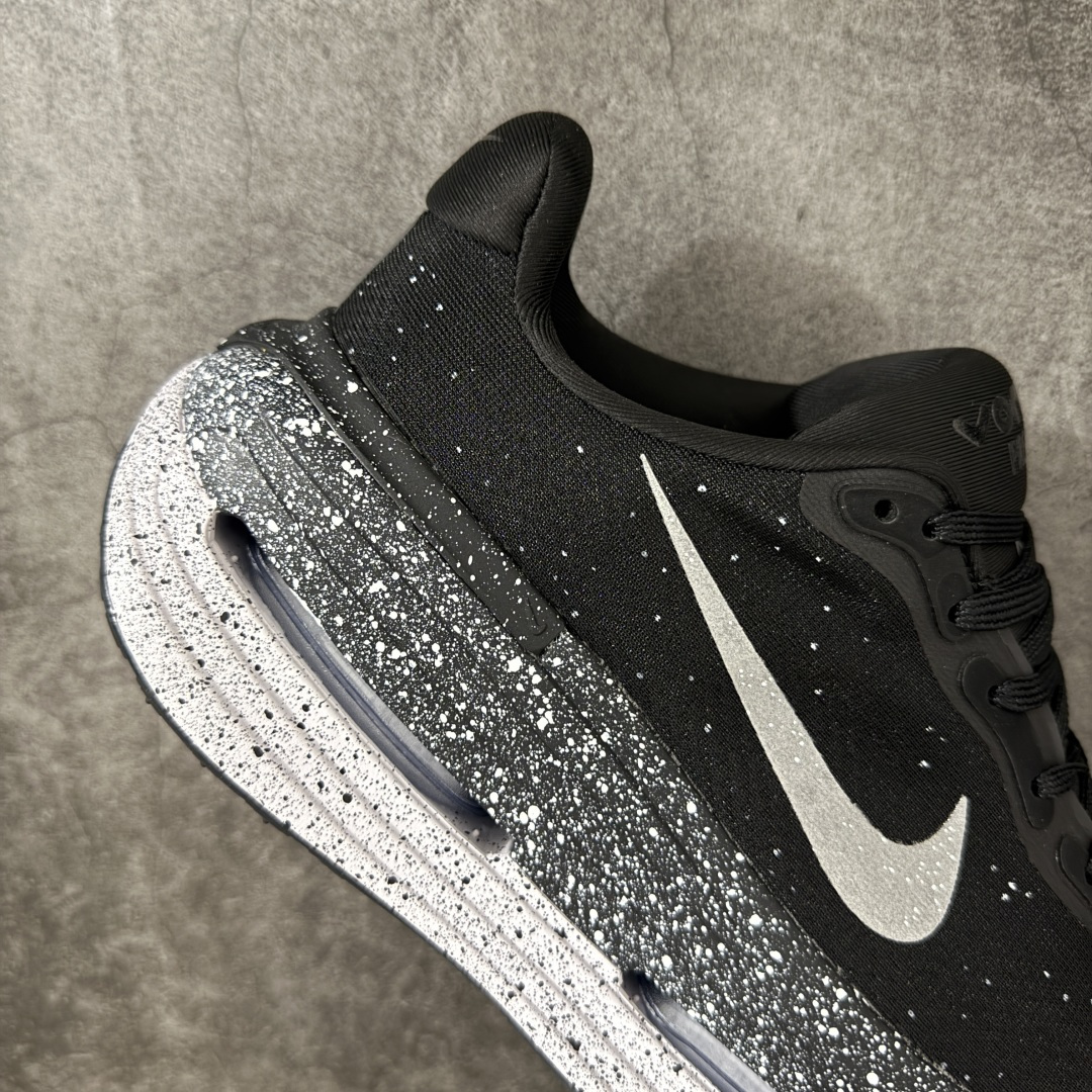 Nike VOMERO PREMIUM 耐克 舒适减震防滑 低帮跑步鞋 全掌ReactX泡绵中底 前掌和后跟还配备了Ai