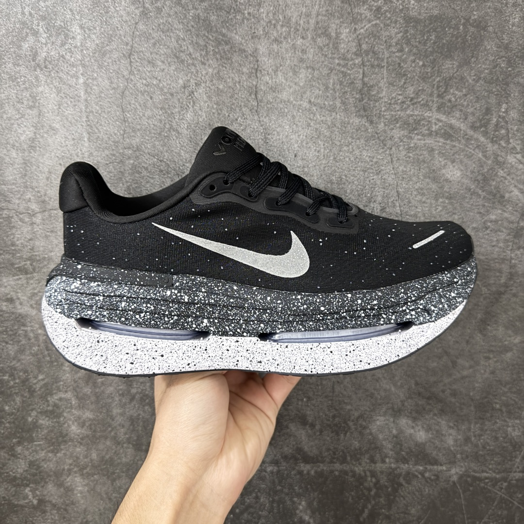 Nike VOMERO PREMIUM 耐克 舒适减震防滑 低帮跑步鞋 全掌ReactX泡绵中底 前掌和后跟还配备了Ai