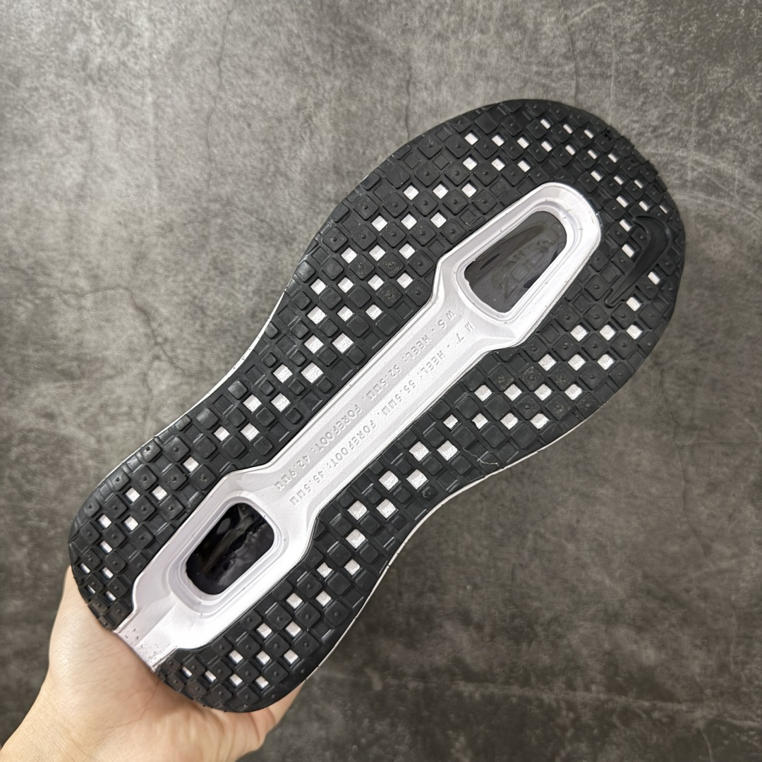 Nike VOMERO PREMIUM 耐克 舒适减震防滑 低帮跑步鞋 全掌ReactX泡绵中底 前掌和后跟还配备了Ai
