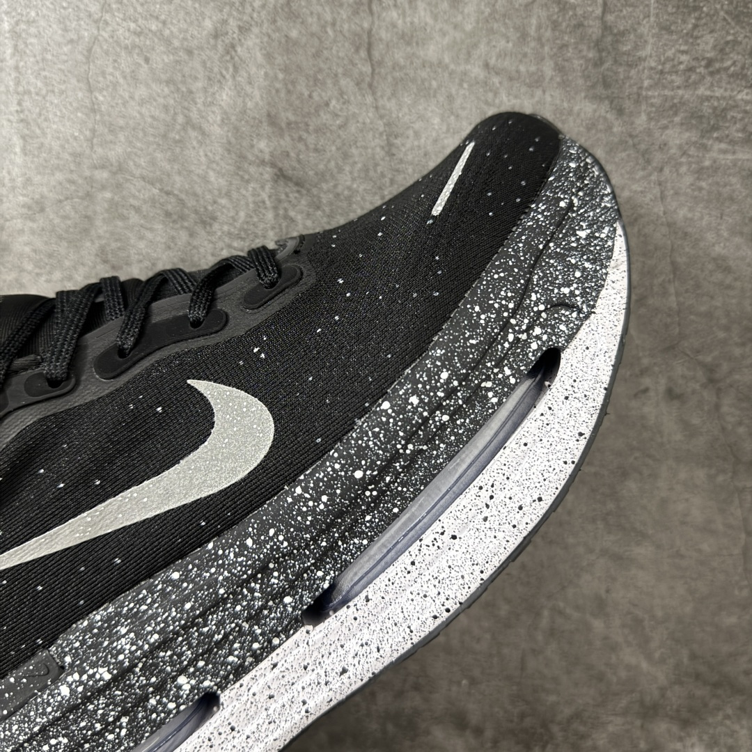 Nike VOMERO PREMIUM 耐克 舒适减震防滑 低帮跑步鞋 全掌ReactX泡绵中底 前掌和后跟还配备了Ai