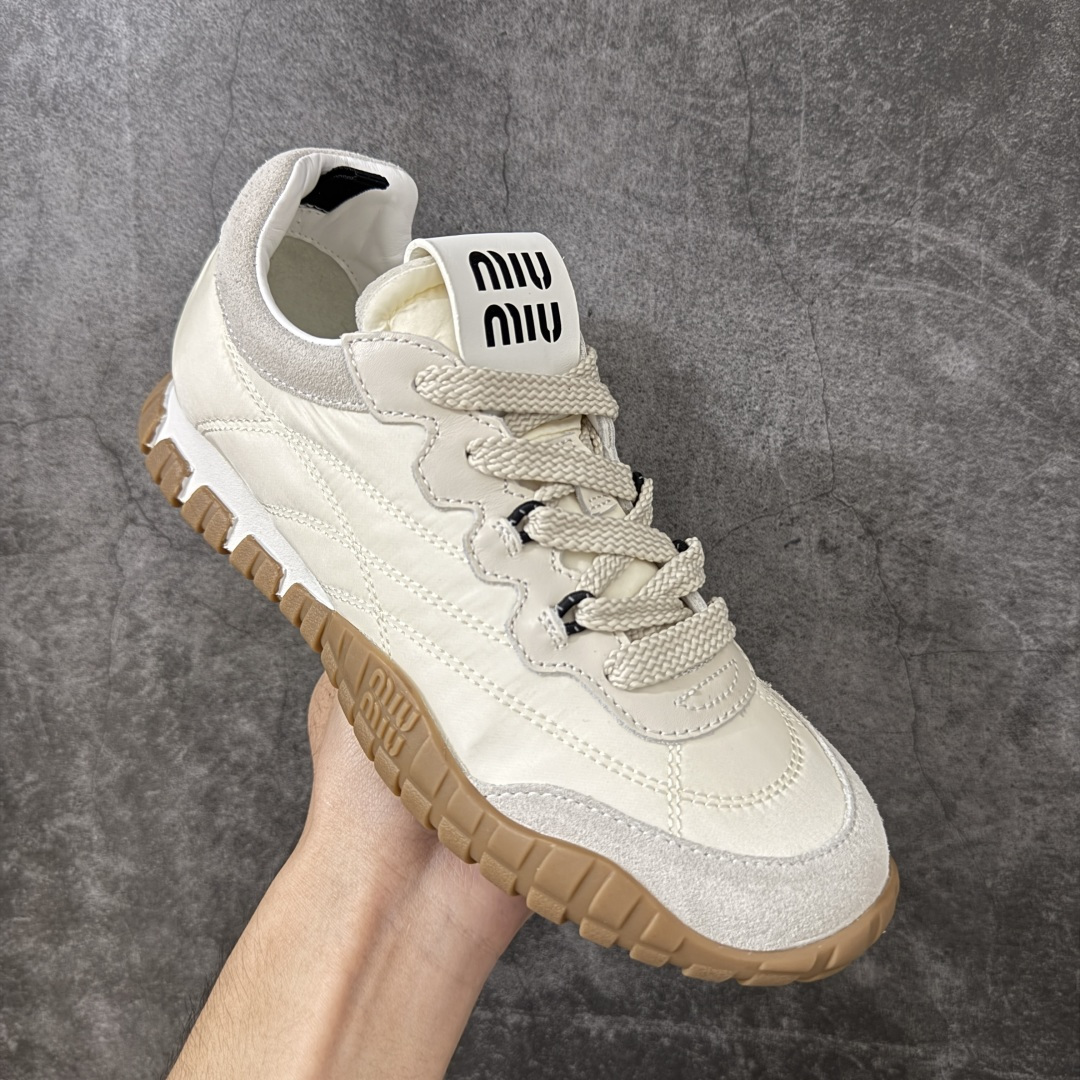 MiuMiu 春夏走秀款德训休闲鞋 承袭秀场原版工艺，还原Miu Miu标志性细节特写 新季潮流元素碰撞随性质感，演绎现