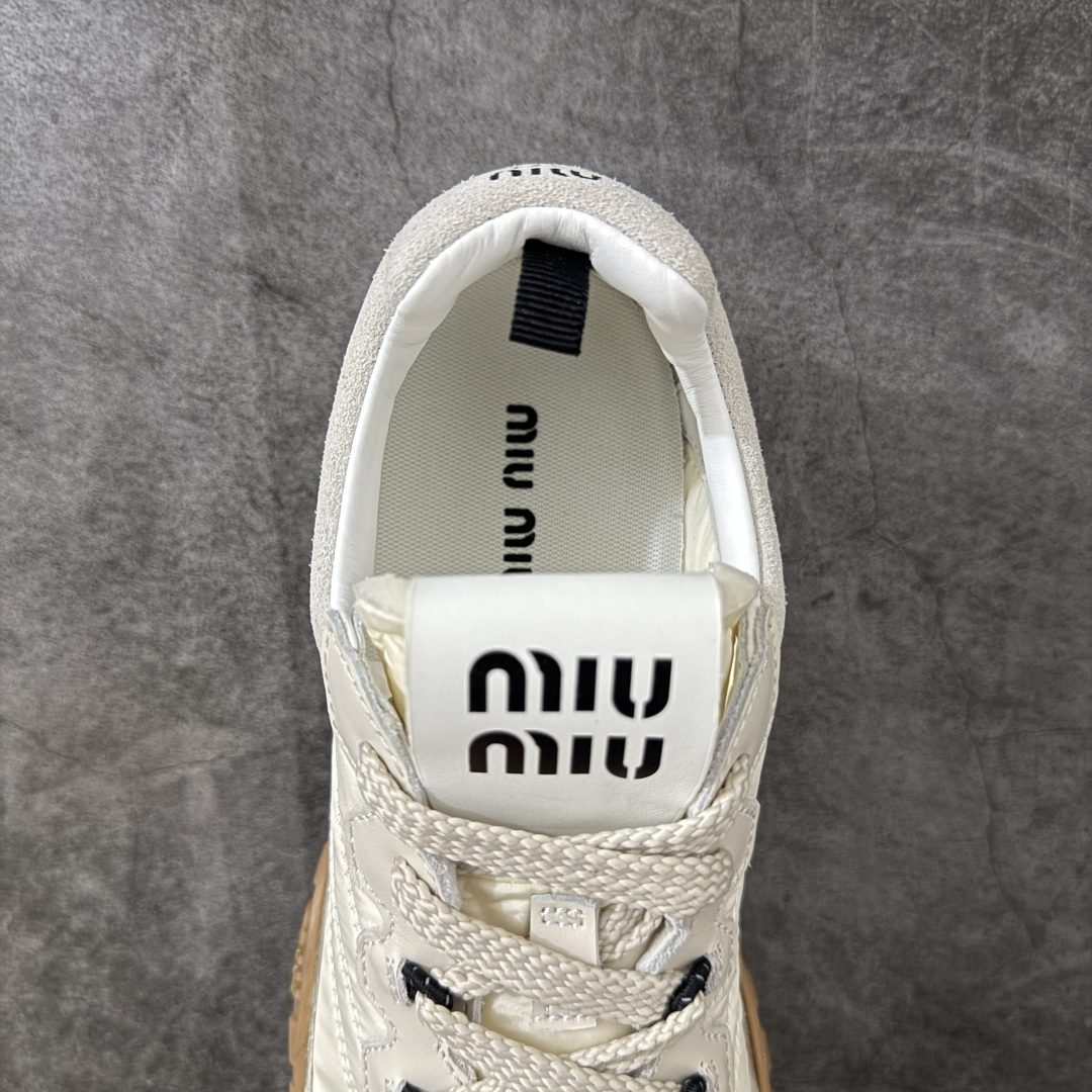 MiuMiu 春夏走秀款德训休闲鞋 承袭秀场原版工艺，还原Miu Miu标志性细节特写 新季潮流元素碰撞随性质感，演绎现