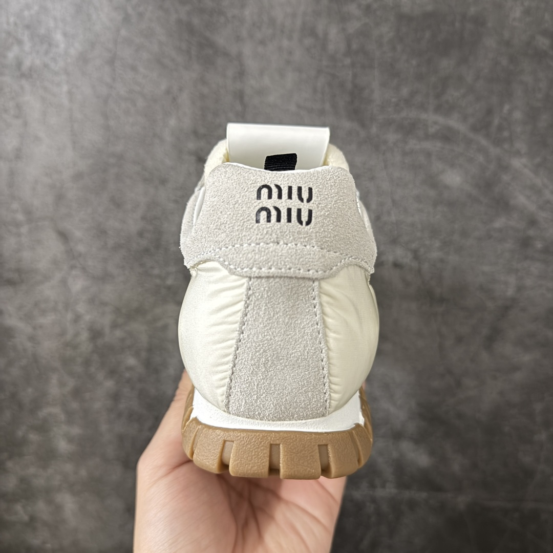 MiuMiu 春夏走秀款德训休闲鞋 承袭秀场原版工艺，还原Miu Miu标志性细节特写 新季潮流元素碰撞随性质感，演绎现