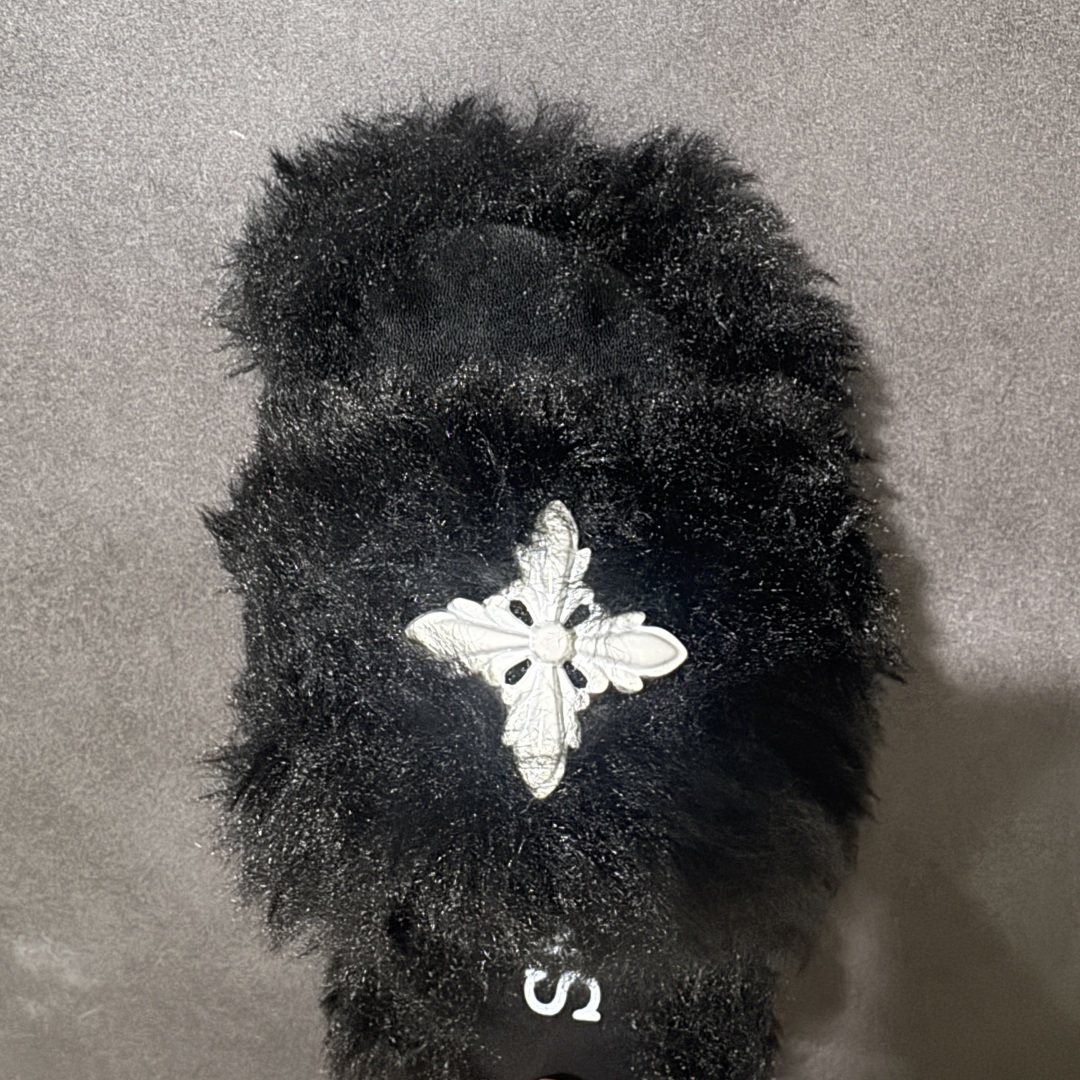 SMFK十字花毛毛拖 蓬松卷曲毛绒鞋面，金属十字花标识，厚底增高设计，软糯亲肤，居家外穿都合适，氛围感拉满 尺码：35-