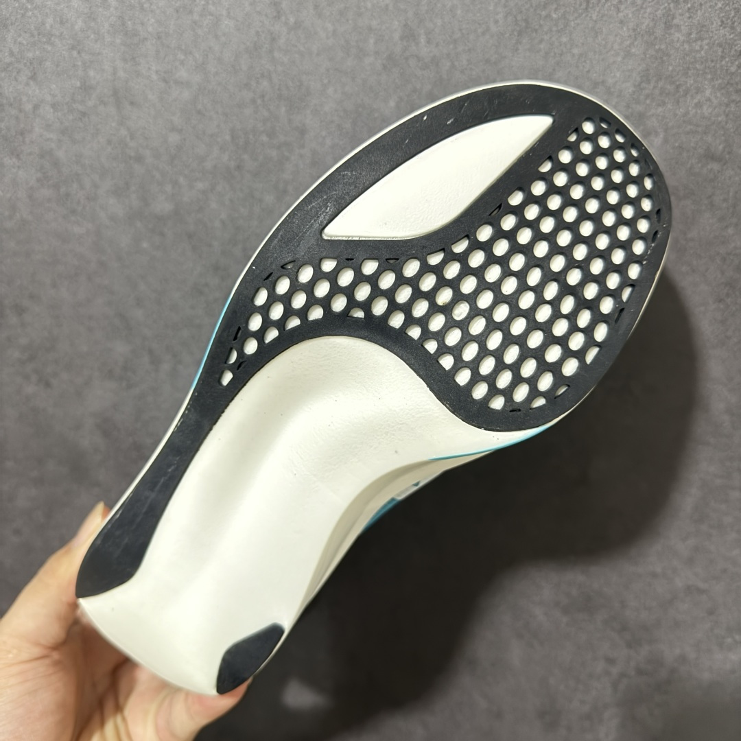 ASICS亚瑟士 METASPEED RAY 竞速跑鞋 鞋面采用轻薄工程网纱材质，透气不闷脚，鞋身轻量化设计，上脚零负担