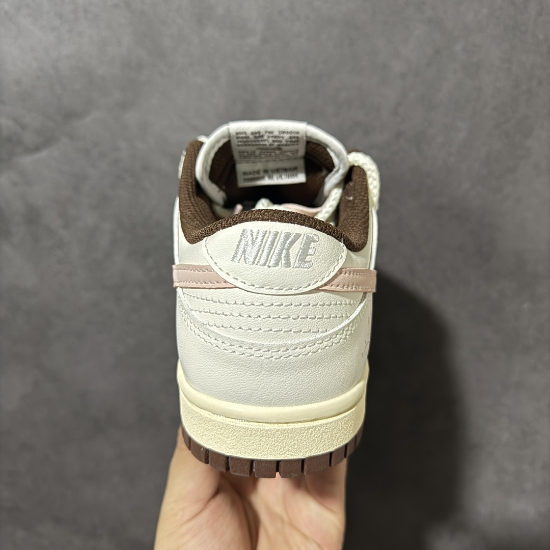 Nike Dunk Low 蝴蝶限定休闲板鞋 鞋面采用帆布材质打造，米白基底搭配粉棕撞色，鞋侧精致蝴蝶印花点缀，自带复古