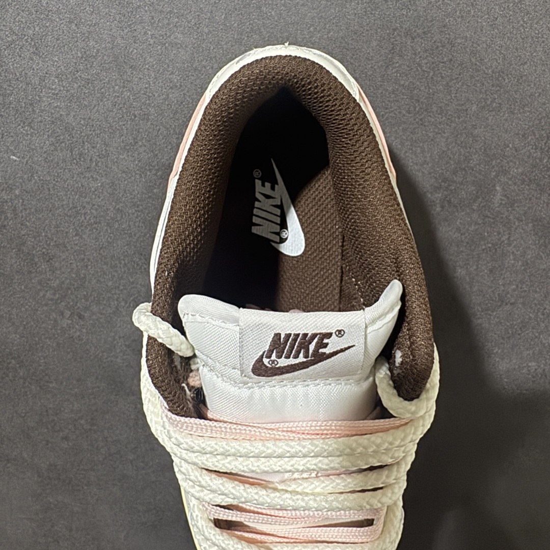 Nike Dunk Low 蝴蝶限定休闲板鞋 鞋面采用帆布材质打造，米白基底搭配粉棕撞色，鞋侧精致蝴蝶印花点缀，自带复古