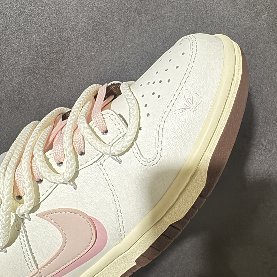 Nike Dunk Low 蝴蝶限定休闲板鞋 鞋面采用帆布材质打造，米白基底搭配粉棕撞色，鞋侧精致蝴蝶印花点缀，自带复古