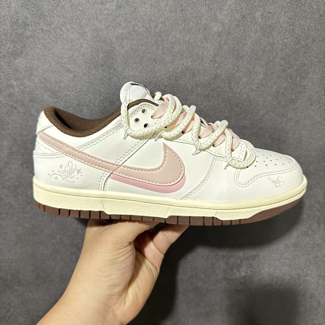 Nike Dunk Low 蝴蝶限定休闲板鞋 鞋面采用帆布材质打造，米白基底搭配粉棕撞色，鞋侧精致蝴蝶印花点缀，自带复古