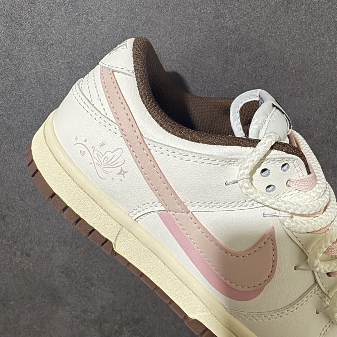 Nike Dunk Low 蝴蝶限定休闲板鞋 鞋面采用帆布材质打造，米白基底搭配粉棕撞色，鞋侧精致蝴蝶印花点缀，自带复古