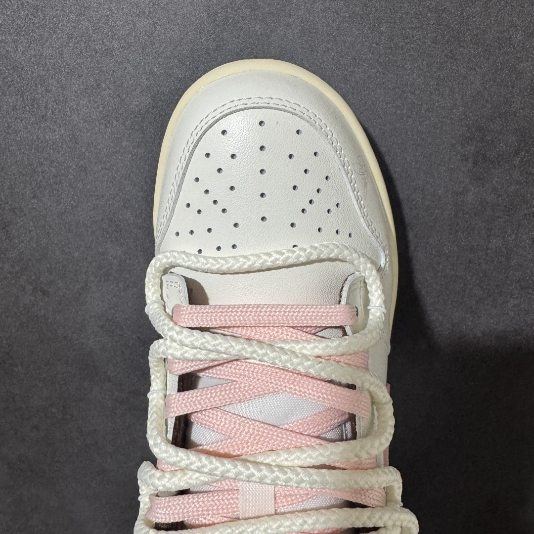 Nike Dunk Low 蝴蝶限定休闲板鞋 鞋面采用帆布材质打造，米白基底搭配粉棕撞色，鞋侧精致蝴蝶印花点缀，自带复古