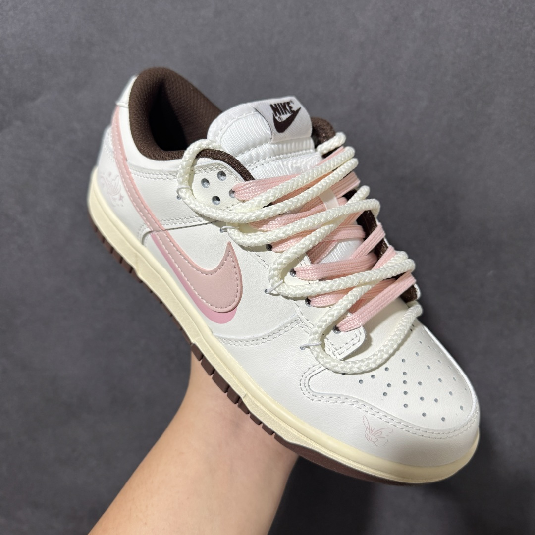 Nike Dunk Low 蝴蝶限定休闲板鞋 鞋面采用帆布材质打造，米白基底搭配粉棕撞色，鞋侧精致蝴蝶印花点缀，自带复古