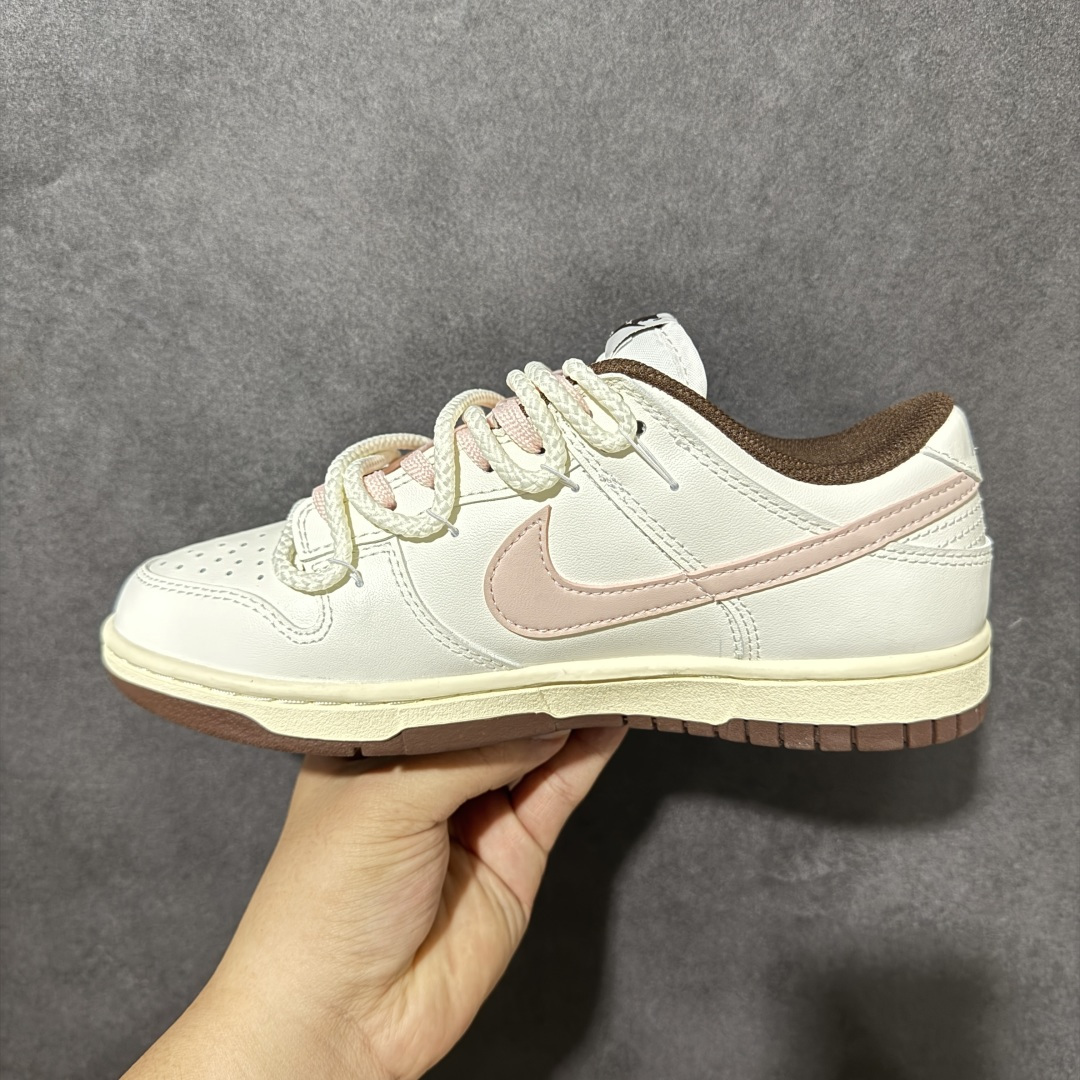 Nike Dunk Low 蝴蝶限定休闲板鞋 鞋面采用帆布材质打造，米白基底搭配粉棕撞色，鞋侧精致蝴蝶印花点缀，自带复古