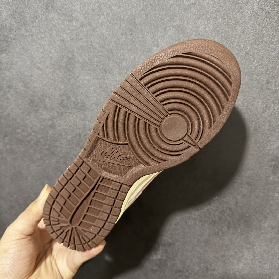 Nike Dunk Low 蝴蝶限定休闲板鞋 鞋面采用帆布材质打造，米白基底搭配粉棕撞色，鞋侧精致蝴蝶印花点缀，自带复古